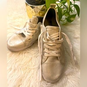 Tommy Hilfiger cute gold runners. Size 8.5